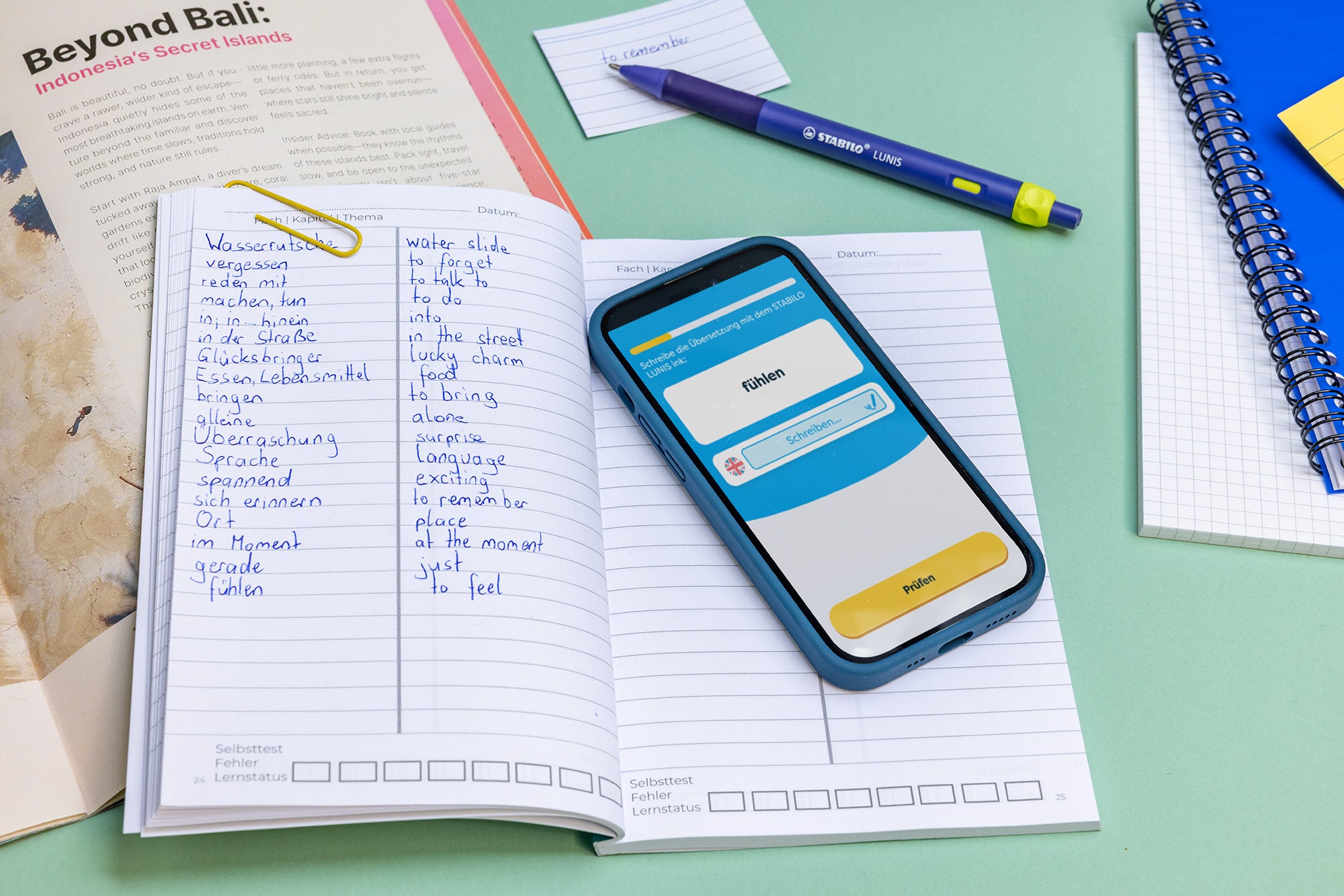 Video laden: Schreibe Vokabeln in dein Heft mit dem STABILO LUNIS ink. Der smarte Stift überträgt die Vokabeln in die cabuu-App und du kannst dort digital lernen. Zeit für einen Vokabeltest? Lass dich abfragen. Die App stellt dir eine Aufgabe und du antwortest mit dem Stift auf Papier.
